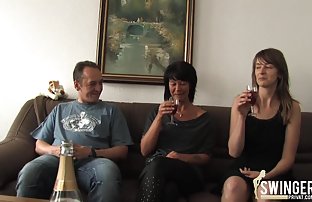 Брюнетка с дълга коса смучат sex vazrasni масажист пишка