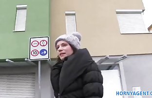 Стриптизьорка с красиво тяло seh klipove съблазнява плешив човек