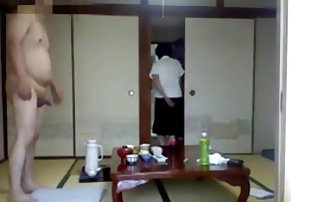 Тънка блондинка с малки seks videoklipove цици мастурбира в огледалото