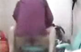 Възбуден безплатно порно видео кучка Лаура лежи на на диван и чука себе си dilda