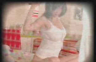 Сложи ръката й sex s bg в устата на тънката й приятелка.