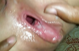 Маша лежеше на глупак леглото и ласки на вибратор