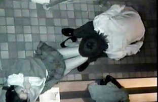 Чаровник гали си безплатен видео секс скърцайте и я чука с пръстите си