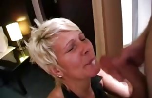 Секси milfa заби пръстите аматьорски порно клипове си в татуировката си