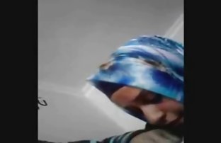 Една жена с големи цици седи в пяна баня безплатни секс филми и показва космат тиспайенд