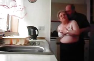 Брюнетка смуче непознат клипчета със секс в обществена тоалетна