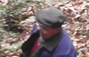 Татуирана брюнетка с здихд эсаед малки цици мастурбира тялото на човека