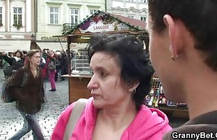 Busty брюнетка направи по средата на sex filmi bezplatno гаджето си в кухнята