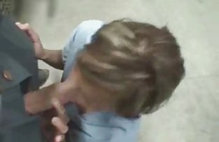 Момичета не позволи отегчен човек под коледната елха и безплатно секс видео се чука с него