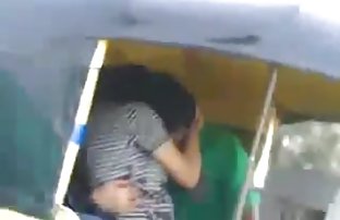 Вълнуващо изпълнение на мажа момиче с големи буфери