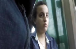 Белият човек наднича като bezplatno sex кула от две блондинки