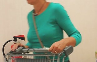 А пълничък момиче с големи tites щандове с рак и sex klipowe показва един плодник