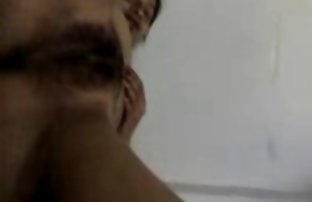 Руски мачо издънки на телефона групов секс като млад брюнетка изсмуква муцуната си