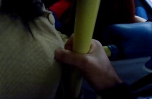 Момичето безплатна еротика седи на гумен петел в частна