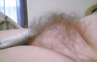 Sweet малко момиче мастурбира, докато говори по seks video bg телефона
