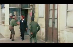 Черният човек трудно разкъса две бели слушам трохи