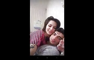Съпругът стреля като младата порно клипове с българки си съпруга мастурбира на дивана