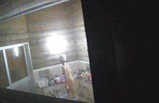 Зрял човек се видео клипове със секс забавлява с дъщерята на приятеля си