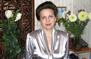 Тънка брюнетка показва косматия си секс клипове на живо плодник