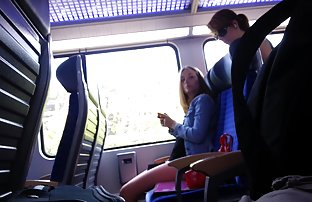 Жребец часовници като две лесбийки се забавляват момичета голи на леглото