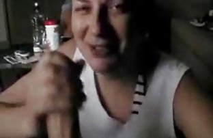 Мускулната брюнетка български аматьорски секс прави човек един минет и взима сперматозоиди по лицето си