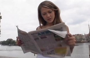 Кучката се подхлъзва наи новото порно от стоковете на лицето и ближе сперматозоидите