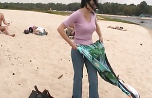 Теле изсмуче филми с секс непознат в нощния парк.